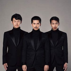 Slot Machine (สล็อตแมชชีน) lyrics with translations.